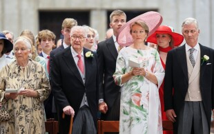 Une assemblée royale, composée de la reine Paola, le roi Albert II, la reine Mathilde et le roi Philippe.